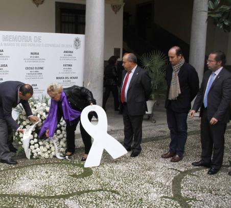 ©Ayto.Granada: EL AYUNTAMIENTO RINDE HOMENAJE A LAS VCTIMAS DE LA VIOLENCIA DE GNERO CON UNA DECLARACIN  CONTRA "ESTA BARBARIE"